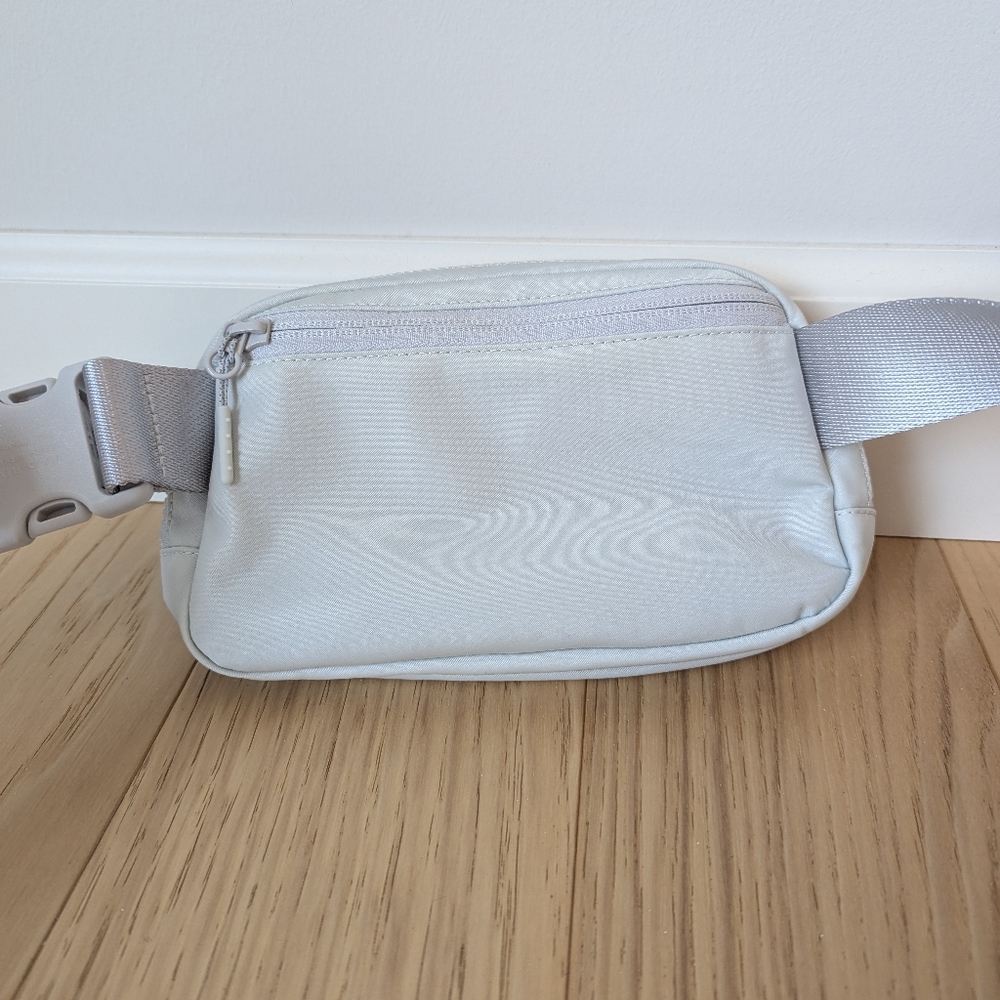 Lululemon Everywhere Belt Bag, 1L Grey Silver - Picture 2 of 12